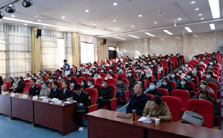 学校师生代表参加宣讲会.jpg 学校师生代表参加宣讲会.jpg