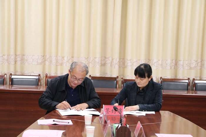 陈绪龙副校长与沙学珍副区长签约.jpg 陈绪龙副校长与沙学珍副区长签约.jpg